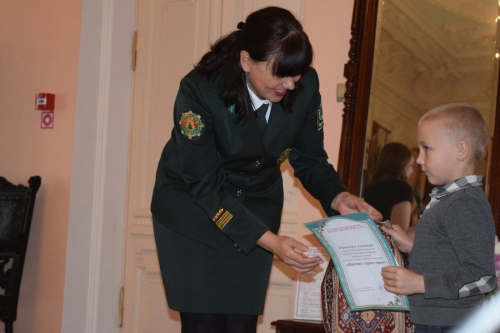 Награждение проводит начальник Краснобережского базисного питомника Жлобинского лесхоза Науменко З.В.
